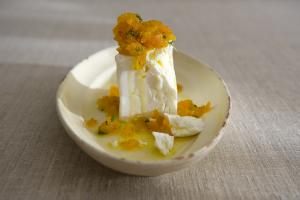 גבינת פטה כבשים עם טפנאד משמשים